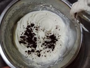 淡奶油加细砂糖打至六分发，加入奥利奥饼干末继续打至裱花状态。装入裱花袋。