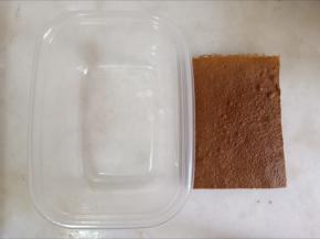 根据盒子底部切出合适大小的蛋糕片。