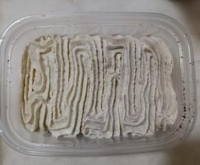 再放入一块蛋糕片，挤上一层奶油。