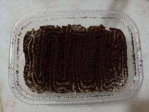 筛上奥利奥饼干碎，这一层可以筛的厚重些。