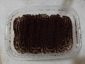 筛上奥利奥饼干碎，这一层可以筛的厚重些。