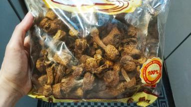 姬松茸泡洗干净，山药洗净切片