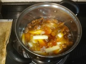 煲里先放入适量的水，加入姬松茸、山药大火煮开后转中火煲15分钟