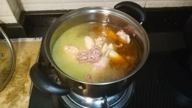 15分钟后倒入两罐鸡汤