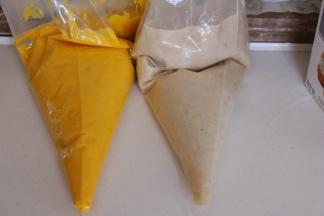 分别装入裱花袋