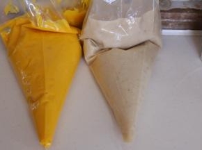 分别装入裱花袋
