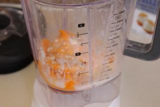 先将芒果泥中的材料放入破壁机搅打成泥。再将香蕉泥中的材料放入破壁机搅打成泥