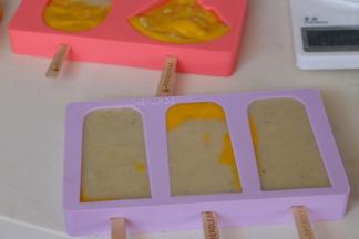 模具插上冰棍，然后挤入水果泥