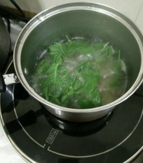放水里煮十分钟后，过滤留汁。