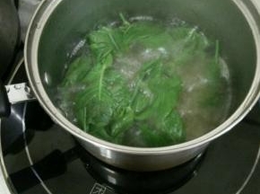 放水里煮十分钟后，过滤留汁。
