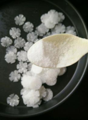 然后加入适量盐，搅拌均匀后腌一下。