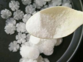 然后加入适量盐，搅拌均匀后腌一下。