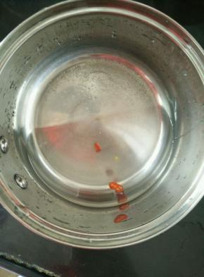 锅里放适量水，加入适量白糖、醋、盐和辣椒，烧开后关火凉凉。