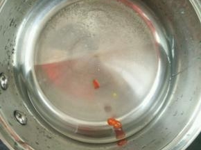 锅里放适量水，加入适量白糖、醋、盐和辣椒，烧开后关火凉凉。