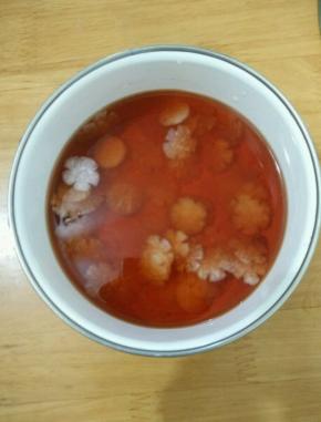 然后加入热水水和辣椒水，泡几个小时至上色。