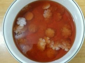 然后加入热水水和辣椒水，泡几个小时至上色。