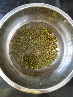 绿豆提前泡一个小时左右。