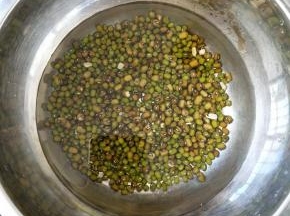 绿豆提前泡一个小时左右。