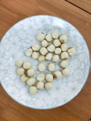 新鲜莲子剥去外皮。