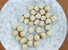 新鲜莲子剥去外皮。