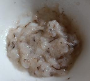 加少许水使劲搅打成泥。