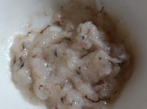 加少许水使劲搅打成泥。