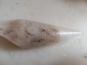 虾泥装入裱花袋备用。