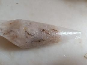 虾泥装入裱花袋备用。