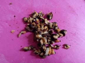 香菇提前用温水泡发，切小块。
