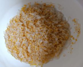 大米和小米一起淘洗干净。