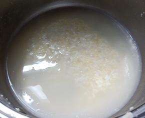 锅内烧一锅开水，水开后放入大米和小米，中火继续煮20分钟。