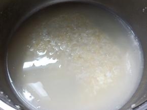 锅内烧一锅开水，水开后放入大米和小米，中火继续煮20分钟。