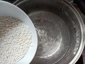 烧一锅开水，水开后放入小西米。