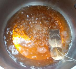 水开后加入红茶包，煮两分钟左右捞出茶包。