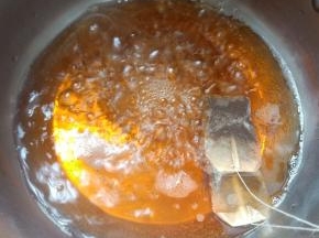 水开后加入红茶包，煮两分钟左右捞出茶包。