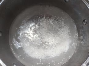 盖盖子中火煮15分钟，关火后继续再闷15分钟。