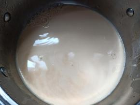 加入牛奶和细砂糖，搅拌至细砂糖完全融化，奶茶就做好了。