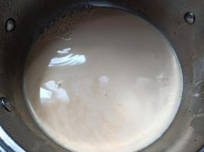 加入牛奶和细砂糖，搅拌至细砂糖完全融化，奶茶就做好了。