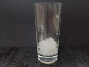 在杯子先放入少许西米。