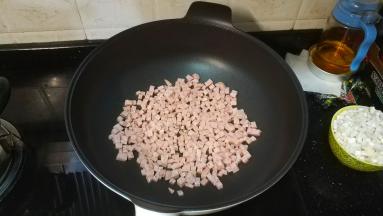 不粘锅中火放入午餐肉丁煎金黄