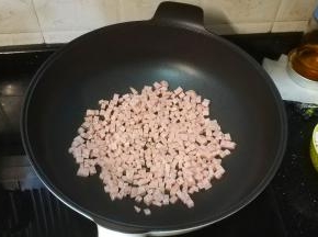 不粘锅中火放入午餐肉丁煎金黄