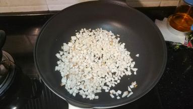 锅不用洗，继续倒入杏鲍菇丁