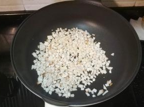 锅不用洗，继续倒入杏鲍菇丁