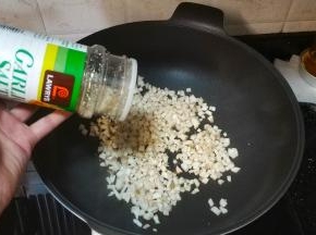 杏鲍菇慢慢会出水的，这时洒入少许蒜盐调味炒均匀