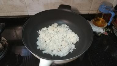 锅里放少许油，放入剩米饭