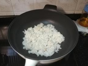 锅里放少许油，放入剩米饭