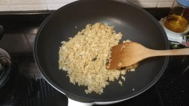 翻炒均匀，让每粒米饭也粘到酱油