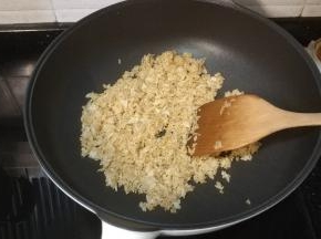 翻炒均匀，让每粒米饭也粘到酱油