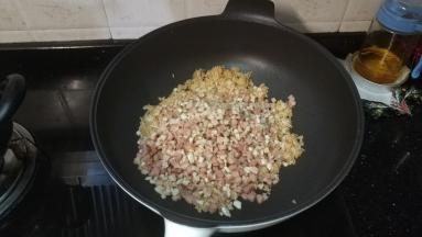 倒入炒好的材料
