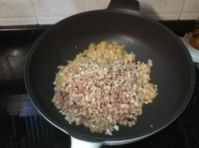 倒入炒好的材料